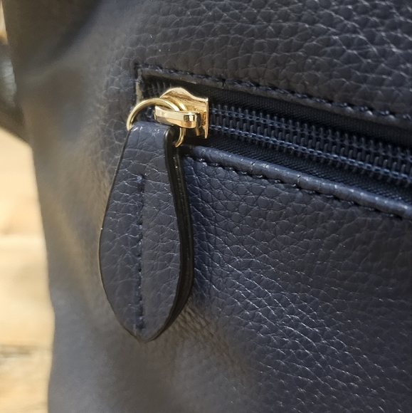 Crossbody Leather Bag.Classic Design. - Picture 4 of 6